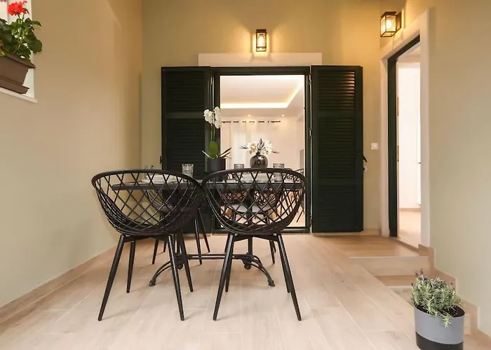 Venetian Canvas Retreat *